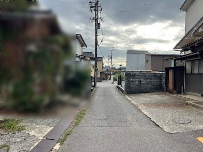 金沢市城南、中古一戸建ての前面道路を含む現地写真画像です
