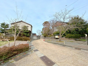 金沢市東山、中古一戸建ての前面道路を含む現地写真画像です