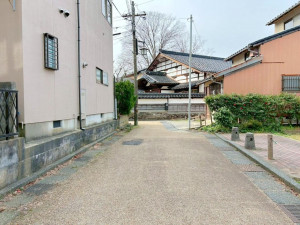 金沢市東山、中古一戸建ての前面道路を含む現地写真画像です