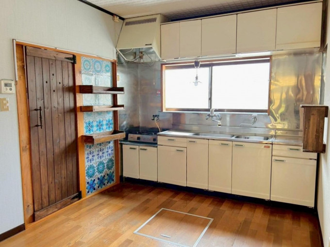 金沢市東山、中古一戸建てのキッチン画像です