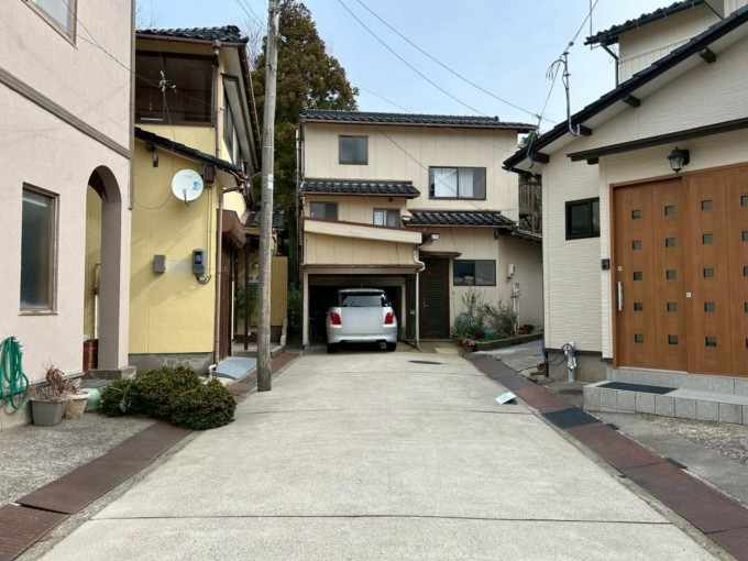 金沢市東山、中古一戸建ての前面道路を含む現地写真画像です