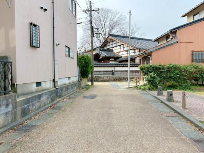 金沢市東山、中古一戸建ての前面道路を含む現地写真画像です