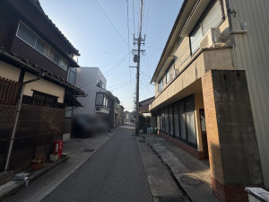 金沢市幸町、中古一戸建ての前面道路を含む現地写真画像です
