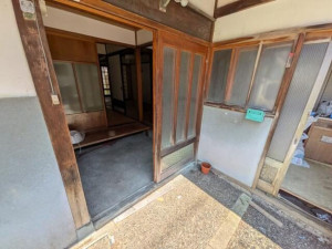 金沢市本多町、中古一戸建ての玄関画像です