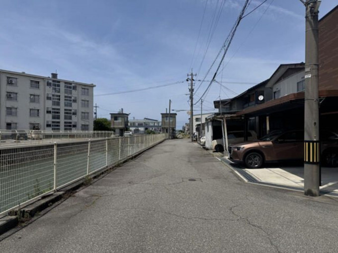 金沢市八日市、土地の前面道路を含む現地写真画像です
