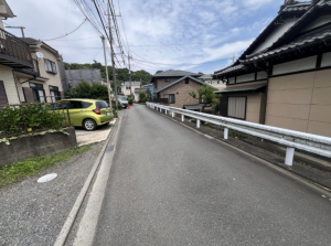 相模原市中央区水郷田名、中古一戸建ての前面道路を含む現地写真画像です