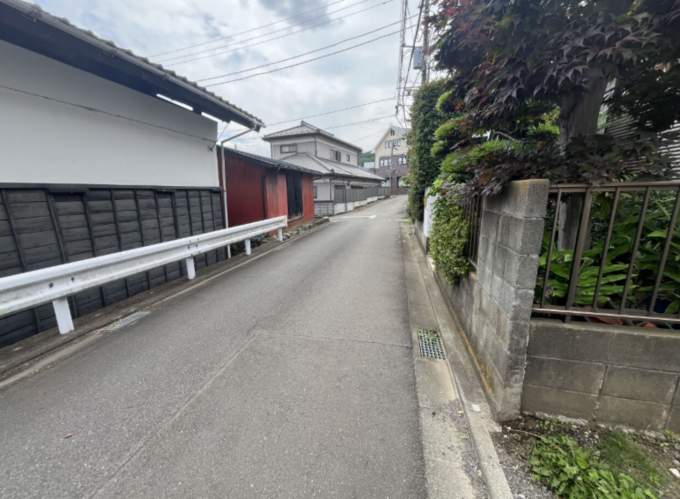相模原市中央区水郷田名、中古一戸建ての前面道路を含む現地写真画像です