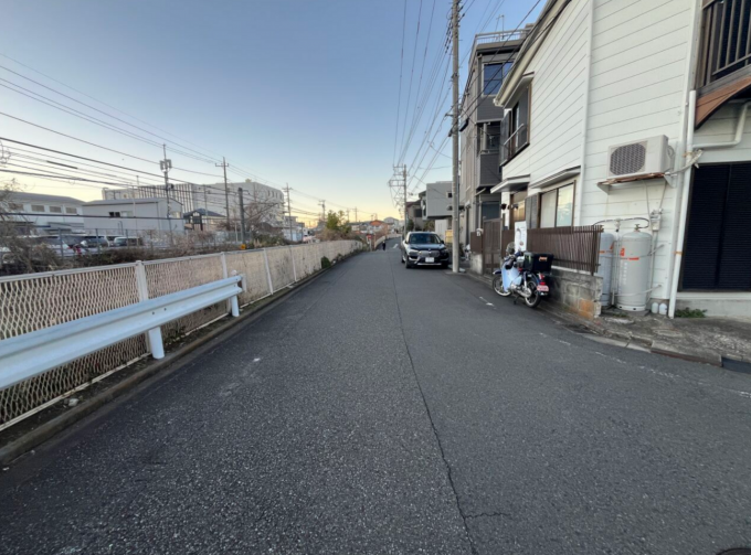 相模原市中央区横山台、土地の前面道路を含む現地写真画像です
