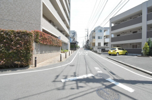 相模原市中央区清新、中古マンションの前面道路を含む現地写真画像です