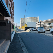 横浜市都筑区川和町、中古マンションの前面道路を含む現地写真画像です