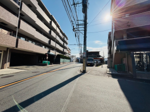 横浜市都筑区川和町、中古マンションの前面道路を含む現地写真画像です