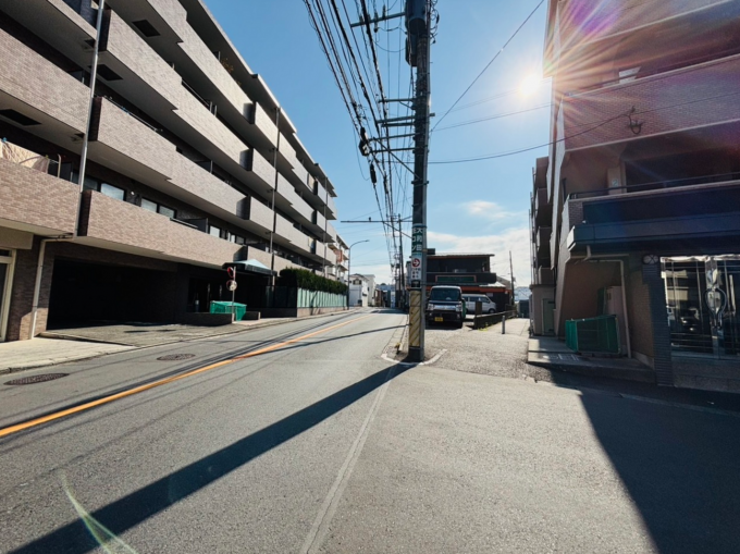 横浜市都筑区川和町、中古マンションの前面道路を含む現地写真画像です