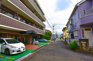 相模原市中央区すすきの町、中古マンションの前面道路を含む現地写真画像です