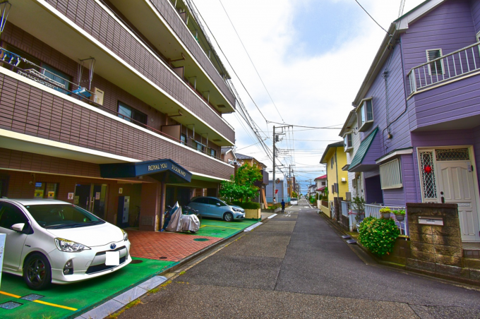 相模原市中央区すすきの町、中古マンションの前面道路を含む現地写真画像です