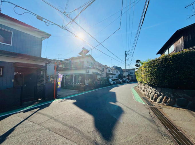 相模原市中央区田名、中古一戸建ての前面道路を含む現地写真画像です