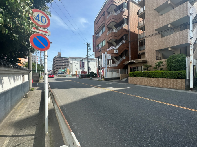 相模原市中央区上溝、中古マンションの前面道路を含む現地写真画像です