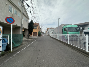 相模原市中央区横山台、中古一戸建ての前面道路を含む現地写真画像です