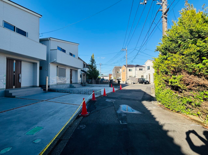 相模原市中央区田名、新築一戸建ての前面道路を含む現地写真画像です