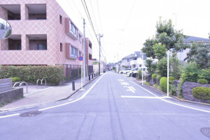 相模原市中央区星が丘、中古マンションの前面道路を含む現地写真画像です