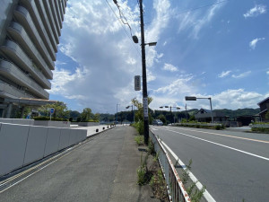 相模原市中央区水郷田名、中古マンションの前面道路を含む現地写真画像です