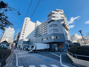 新宿区北新宿、中古マンションの外観画像です