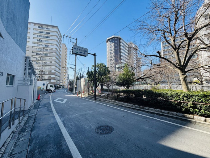 新宿区北新宿、中古マンションの前面道路を含む現地写真画像です