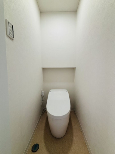 新宿区北新宿、中古マンションのトイレ画像です