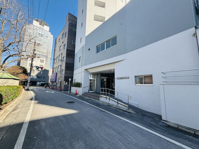 新宿区北新宿、中古マンションの前面道路を含む現地写真画像です