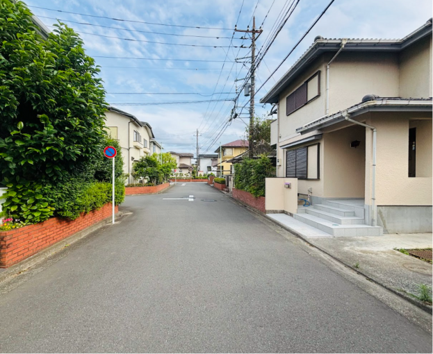 相模原市中央区水郷田名、中古一戸建ての前面道路を含む現地写真画像です