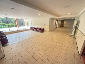 、中古マンションのエントランス画像です