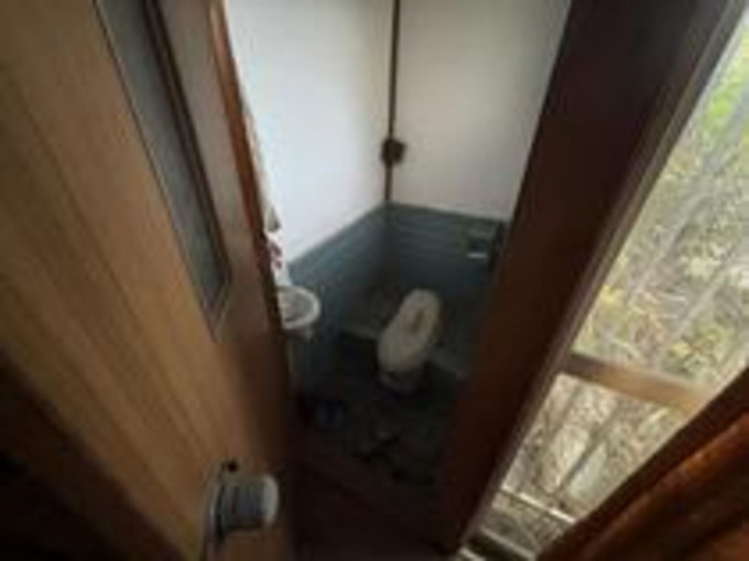 四日市市高浜町、土地のトイレ画像です