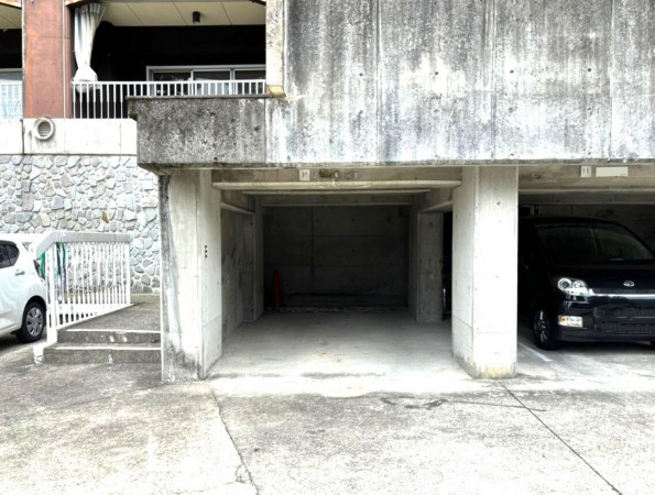 下呂市萩原町西上田、マンションの駐車場画像です