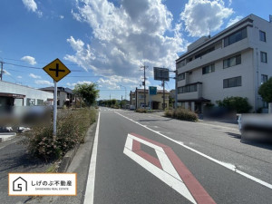栗東市辻、収益物件/ビルの前面道路を含む現地写真画像です