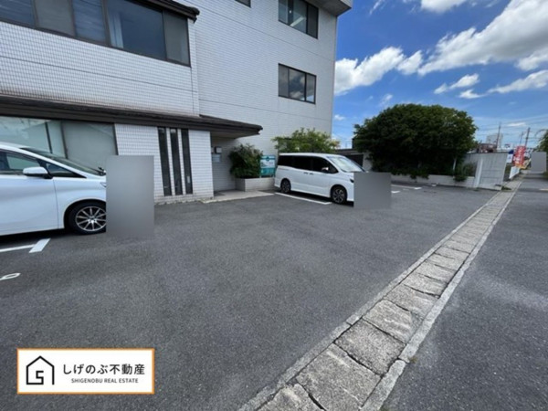 栗東市辻、収益物件/ビルの前面道路を含む現地写真画像です