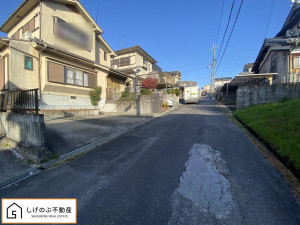 甲賀市水口町山、中古一戸建ての前面道路を含む現地写真画像です