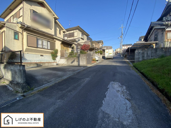 甲賀市水口町山、中古一戸建ての前面道路を含む現地写真画像です