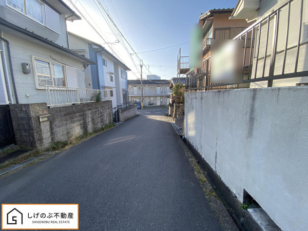 甲賀市水口町山、中古一戸建ての前面道路を含む現地写真画像です