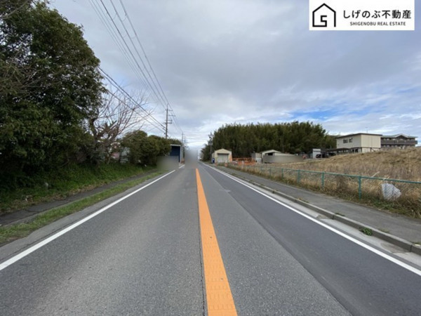 湖南市下田、土地の前面道路を含む現地写真画像です