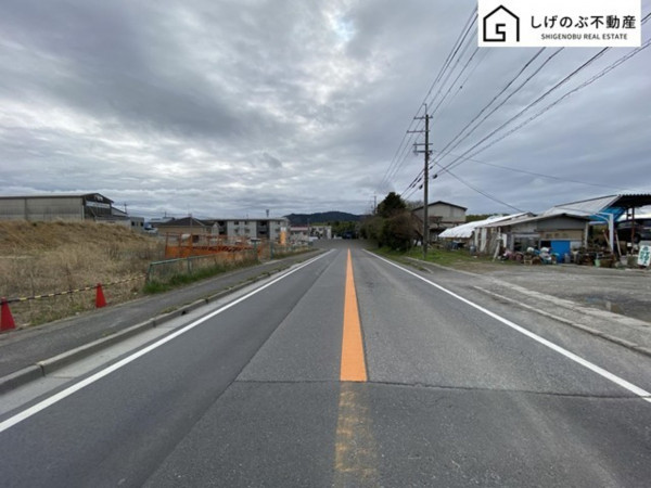 湖南市下田、土地の前面道路を含む現地写真画像です