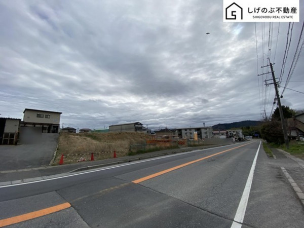 湖南市下田、土地の前面道路を含む現地写真画像です