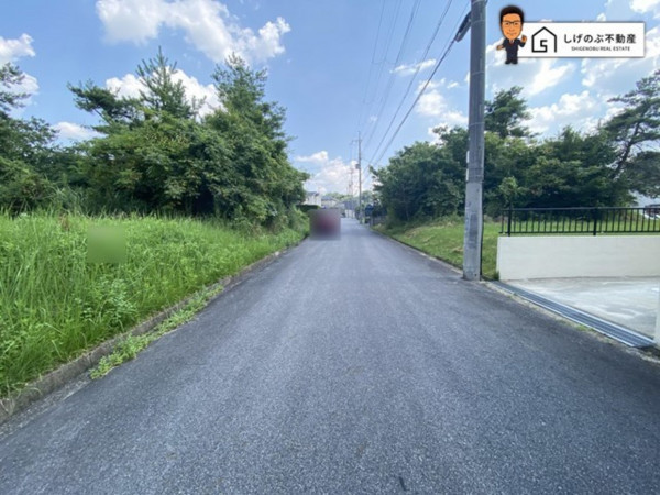 甲賀市水口町山、土地の前面道路を含む現地写真画像です