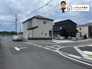 甲賀市甲南町野田、中古一戸建ての前面道路を含む現地写真画像です