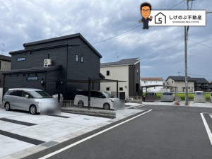 甲賀市甲南町野田、中古一戸建ての前面道路を含む現地写真画像です