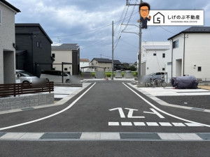 甲賀市甲南町野田、中古一戸建ての前面道路を含む現地写真画像です