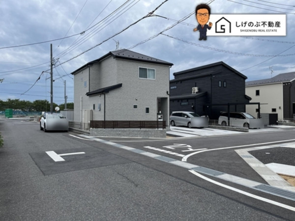 甲賀市甲南町野田、中古一戸建ての前面道路を含む現地写真画像です