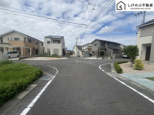甲賀市水口町鹿深、中古一戸建ての前面道路を含む現地写真画像です