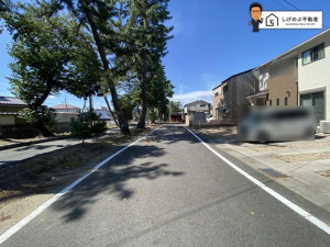甲賀市水口町鹿深、中古一戸建ての前面道路を含む現地写真画像です