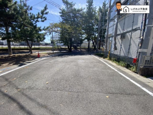 甲賀市水口町鹿深、中古一戸建ての前面道路を含む現地写真画像です