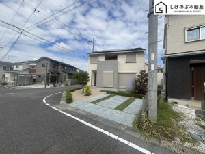 甲賀市水口町鹿深、中古一戸建ての前面道路を含む現地写真画像です