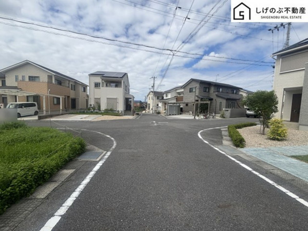 甲賀市水口町鹿深、中古一戸建ての前面道路を含む現地写真画像です